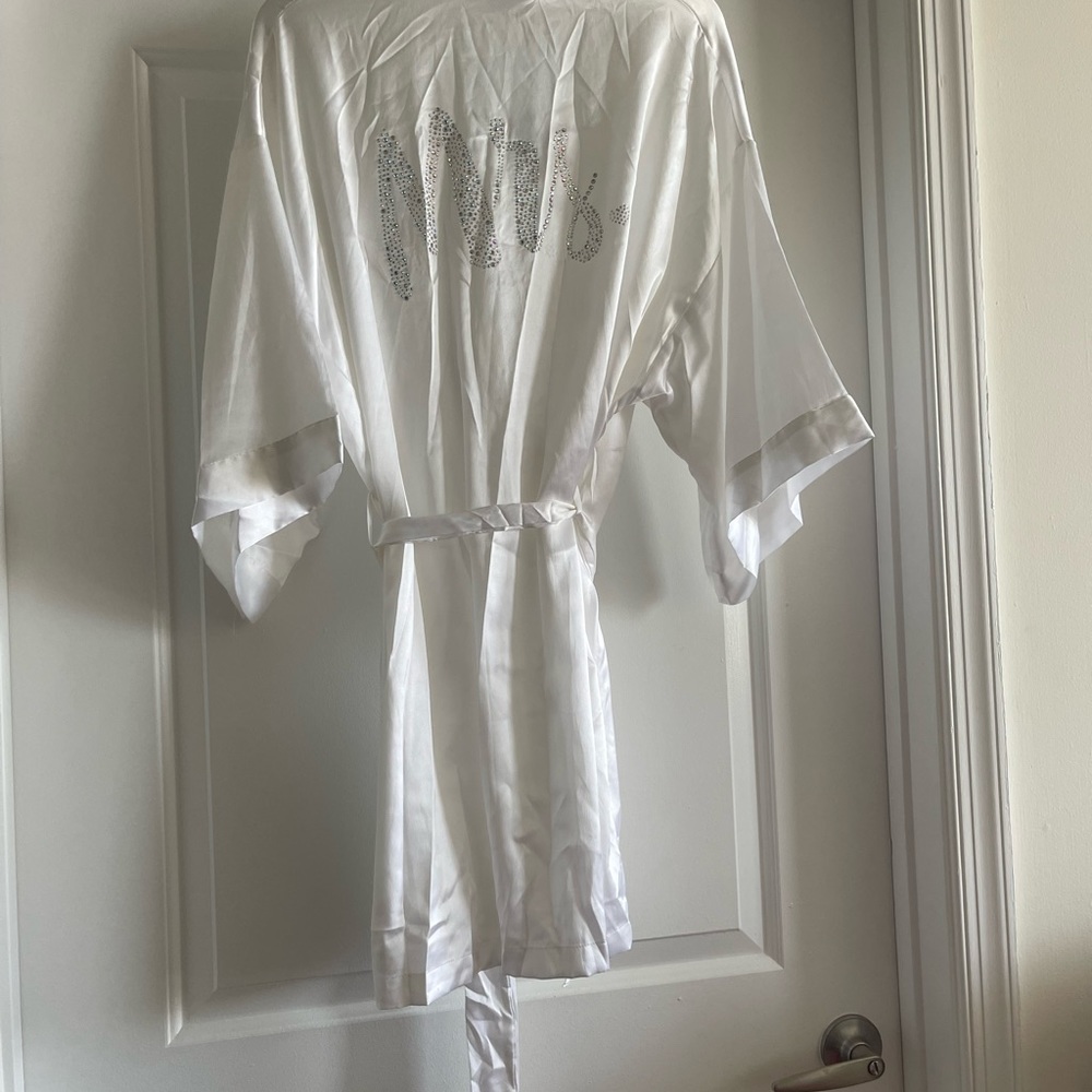 VS Robe - Picture 2 of 8